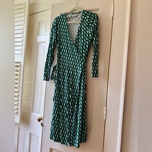 DVF Green Patterned Wrap Dress - Stylish V-Neck Long Sleeve